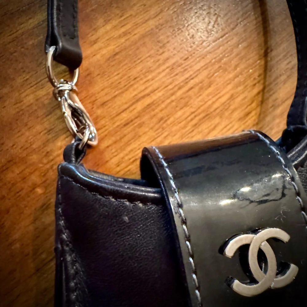 Authentic Chanel Lambskin Patent Calfskin Camellia Flower Phone Case Black - Picture 5 of 6